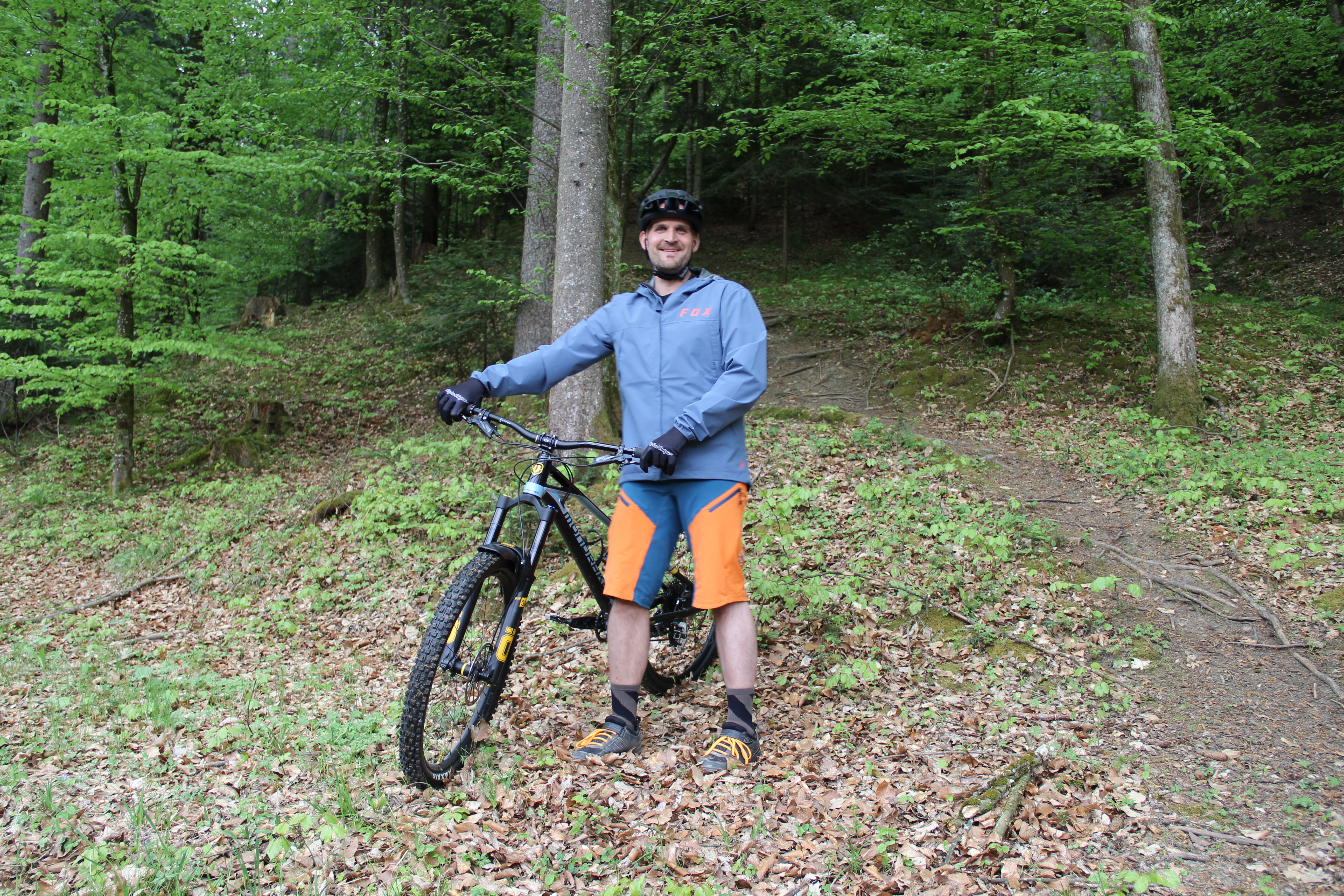 Rene im Wald mit seinem Mountainbike